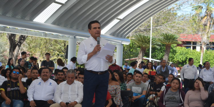 GOBERNADOR DE MICHOACÁN, INAUGURA TECHUMBRE EN EL ITSA