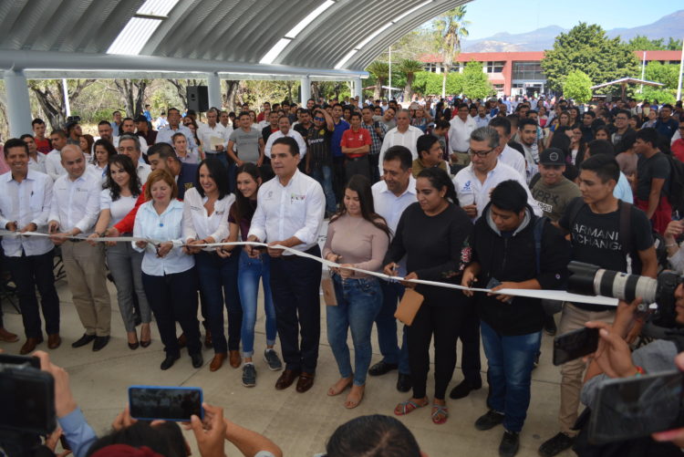 GOBERNADOR DE MICHOACÁN, INAUGURA TECHUMBRE EN EL ITSA