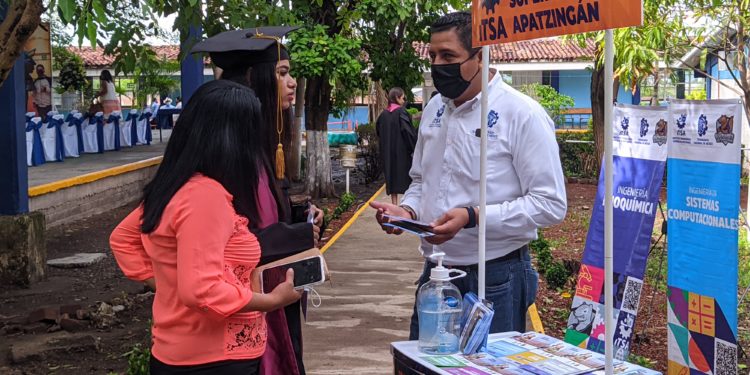 Se dio a conocer la propuesta educativa en las clausuras de los colegios de bachilleres de Apatzingán y Antunez.