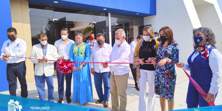Corte de listón inaugural de las instalaciones del gimnasio auditorio del Instituto Tecnológico Superior de Apatzingán.