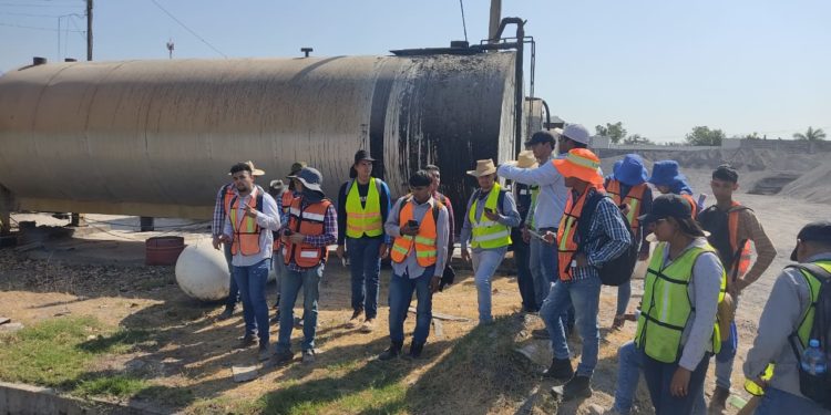 Estudiantes de Ingeniería Civil del TecNM campus Apatzingán visitan Constructora Guerrero de León para conocer proceso de construcción de carreteras.