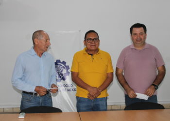 Director General del TecNM Campus Apatzingán entrega importantes apoyos a destacados académicos